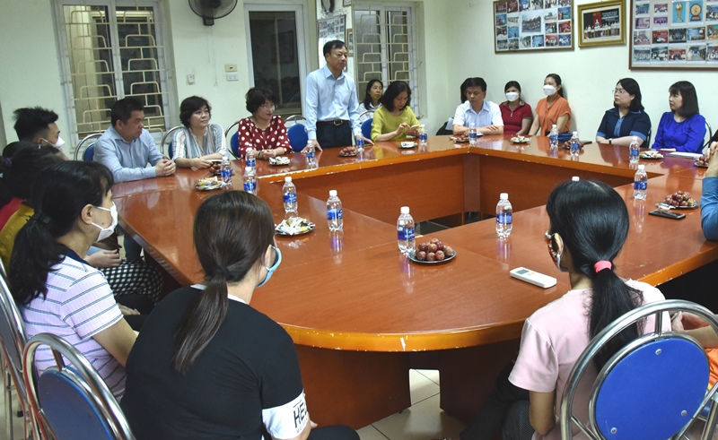 Khối thi đua II, Công đoàn viên chức Việt Nam thăm, tặng quà cho công nhân có hoàn cảnh khó khăn